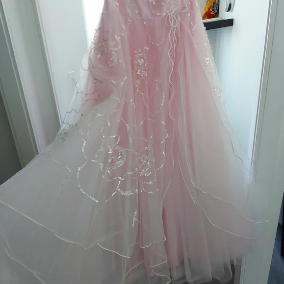 Beautiful Cache Gown🩰🛍 - Picture 7 of 17